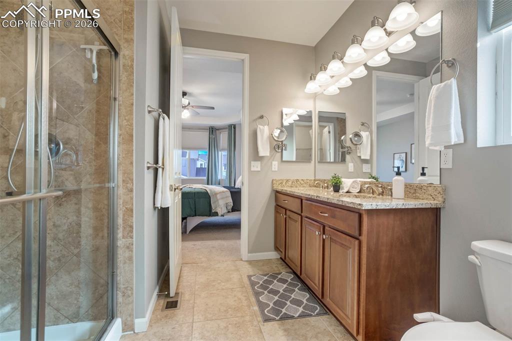 Image 18 of 50: Bathroom