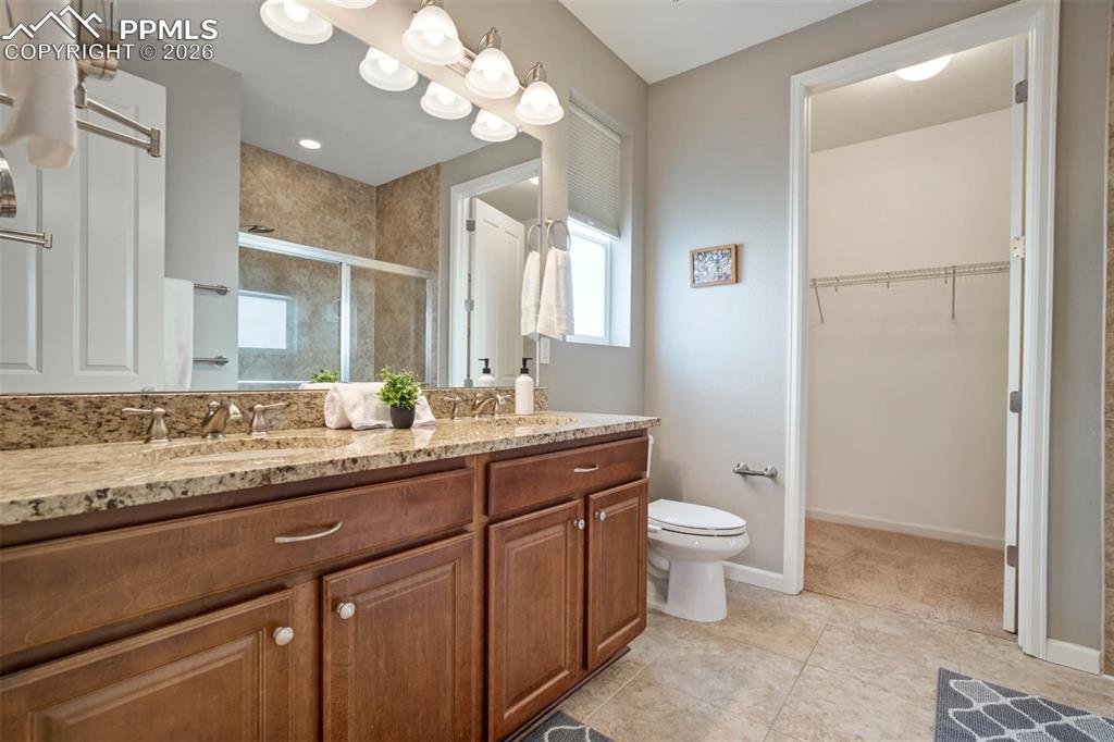 Image 19 of 50: Bathroom