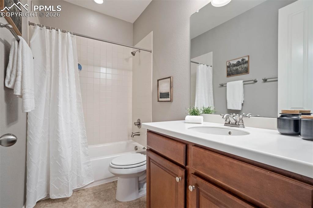 Image 28 of 50: Bathroom