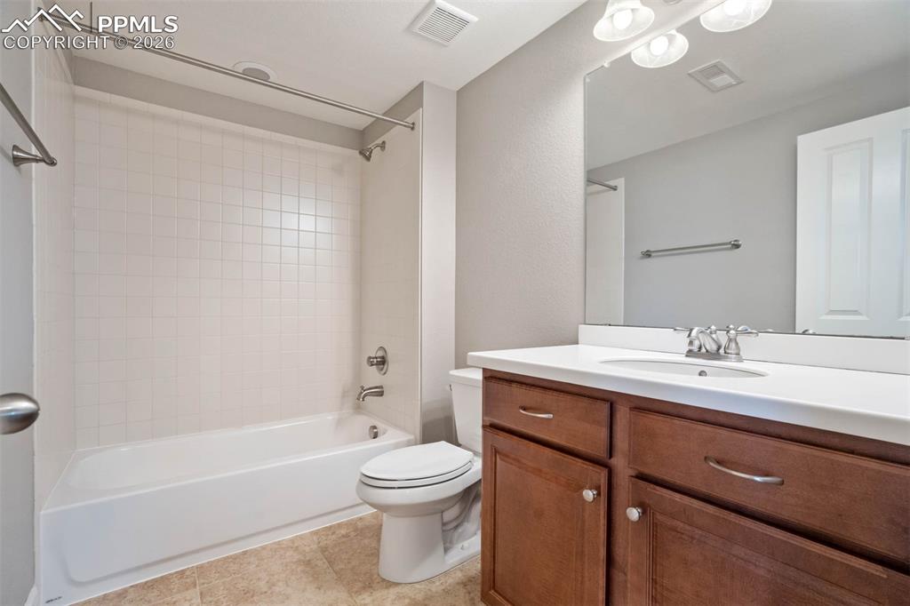 Image 36 of 50: Bathroom