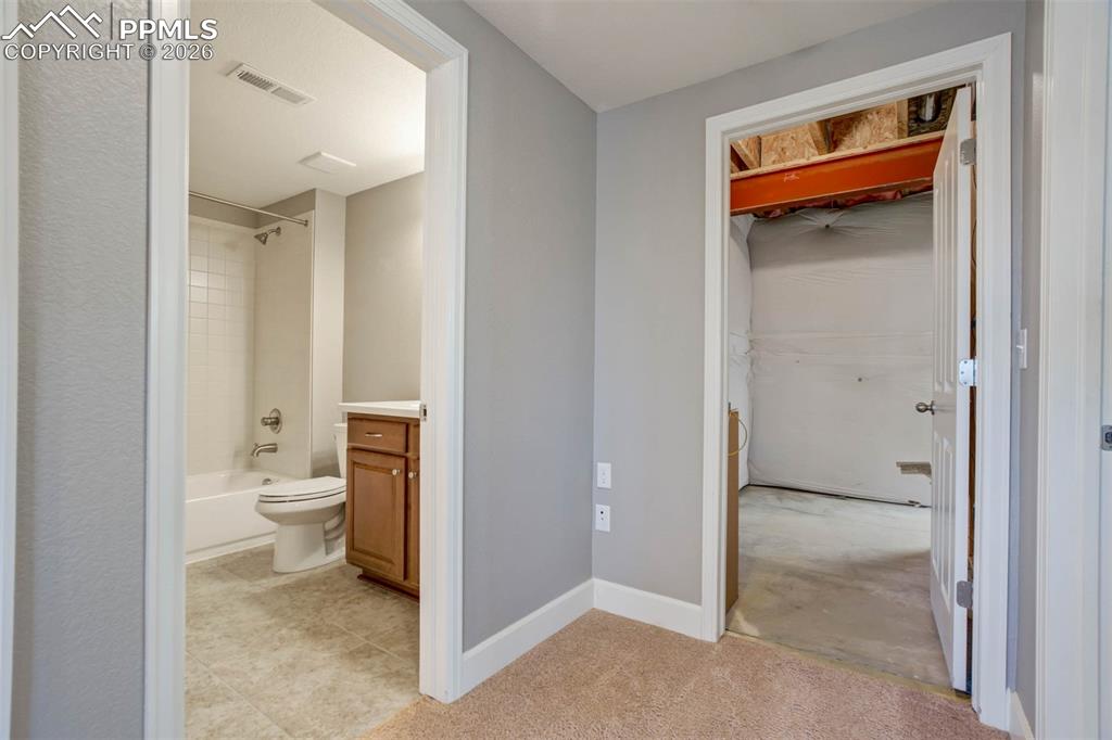 Image 37 of 50: Bathroom