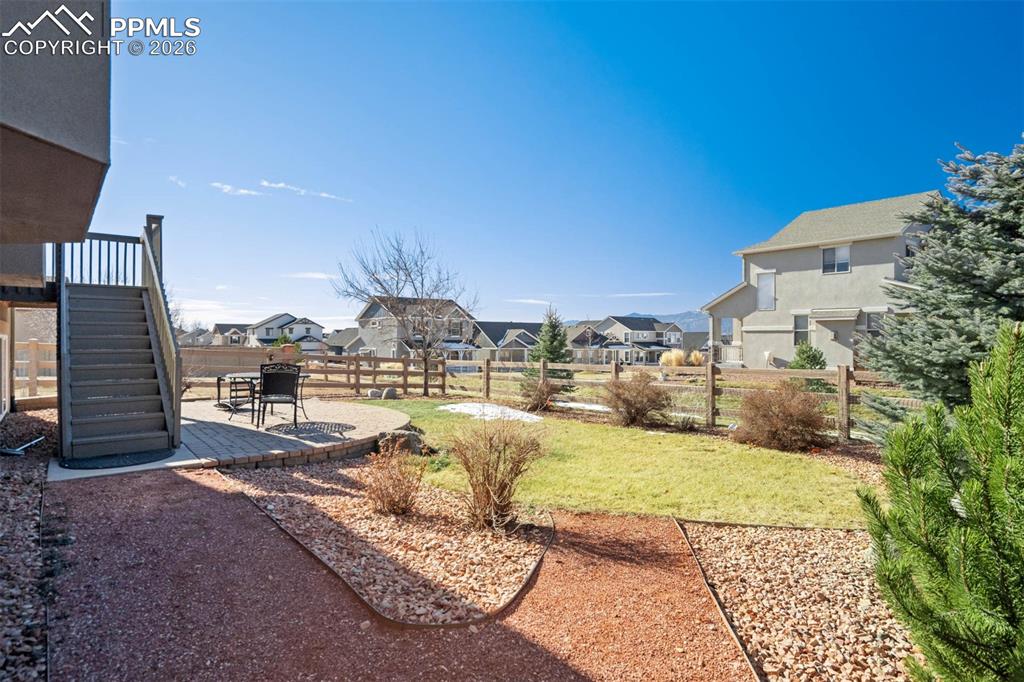 Image 40 of 50: Yard