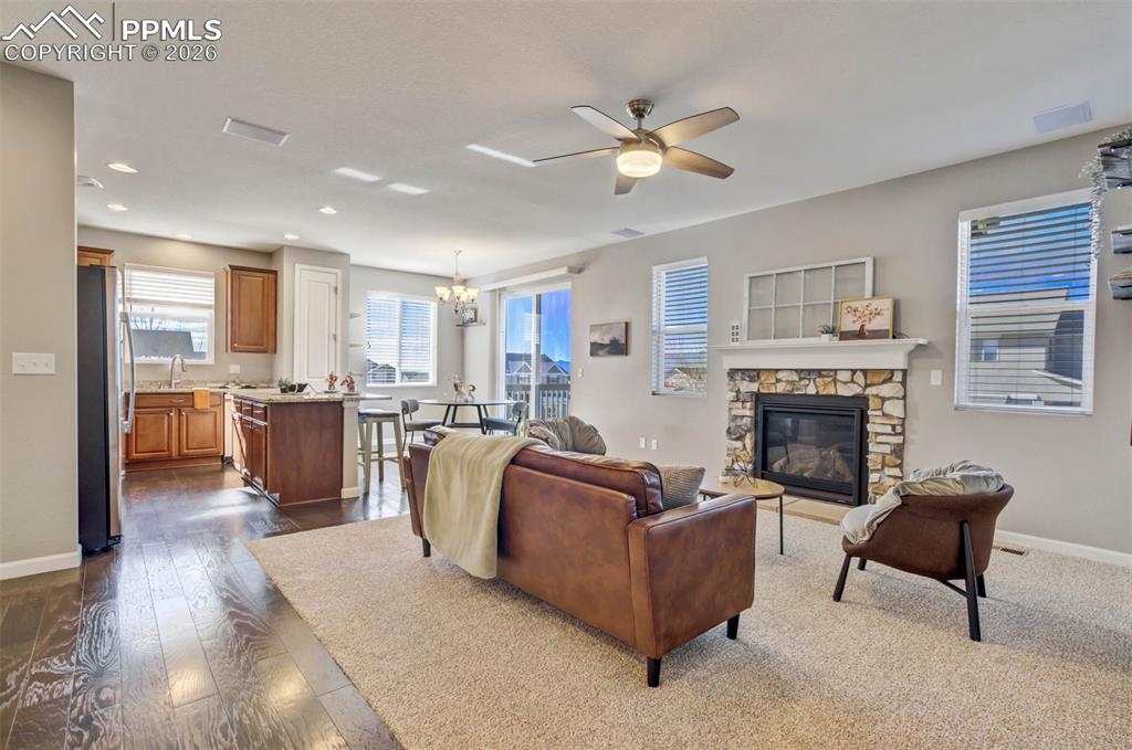 Image 6 of 50: Living Room