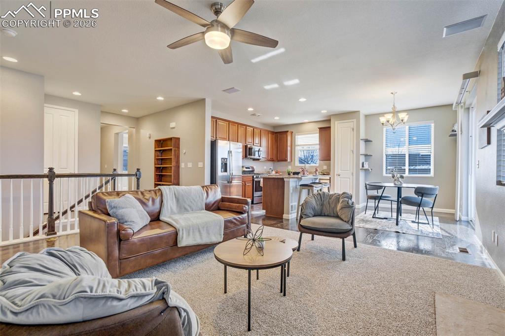 Image 7 of 50: Living Room