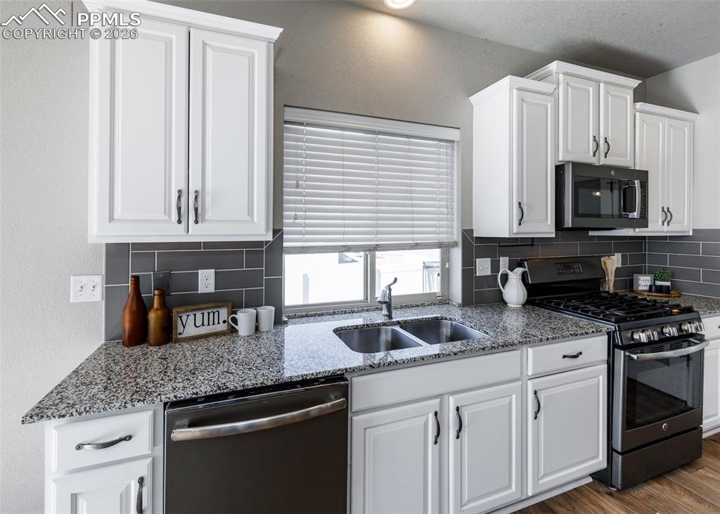 Image 16 of 45: Kitchen