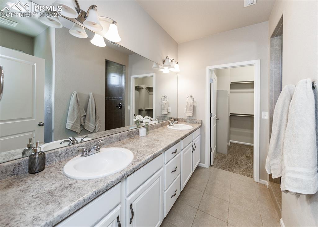 Image 24 of 45: Bathroom