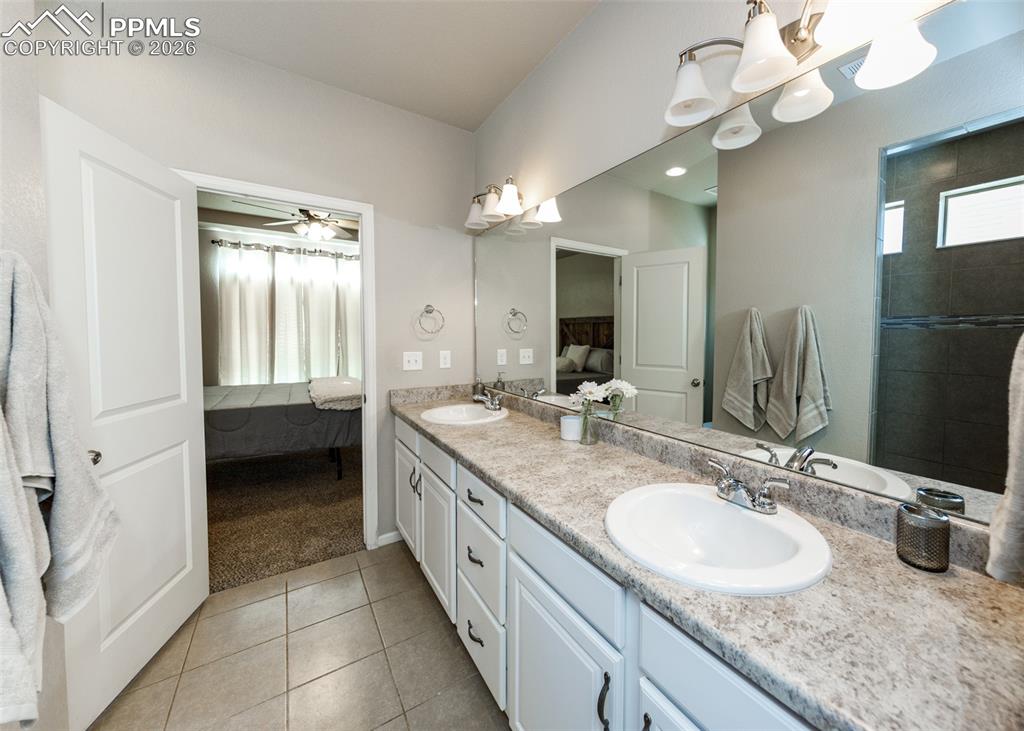 Image 25 of 45: Bathroom