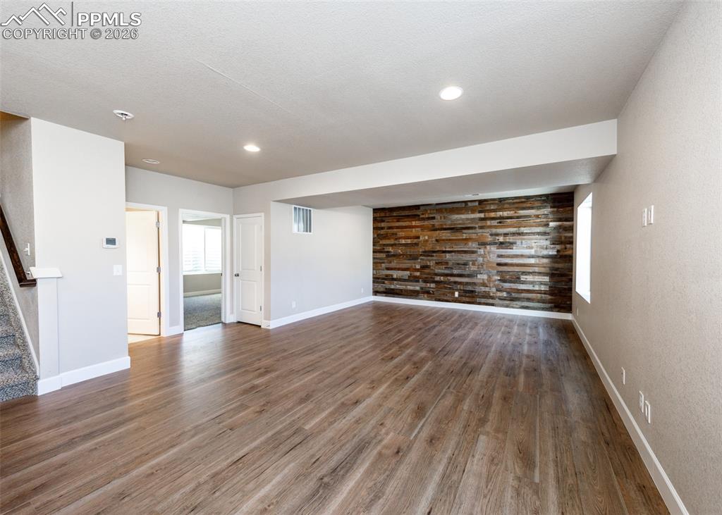 Image 33 of 45: Living Room