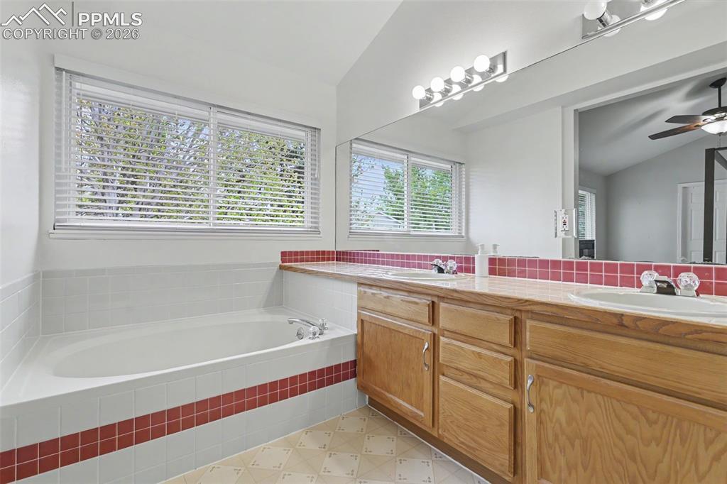 Image 22 of 41: Bathroom