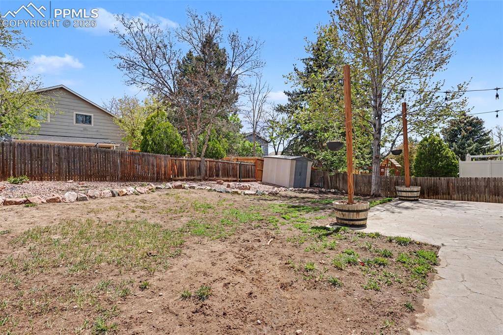 Image 39 of 41: Yard