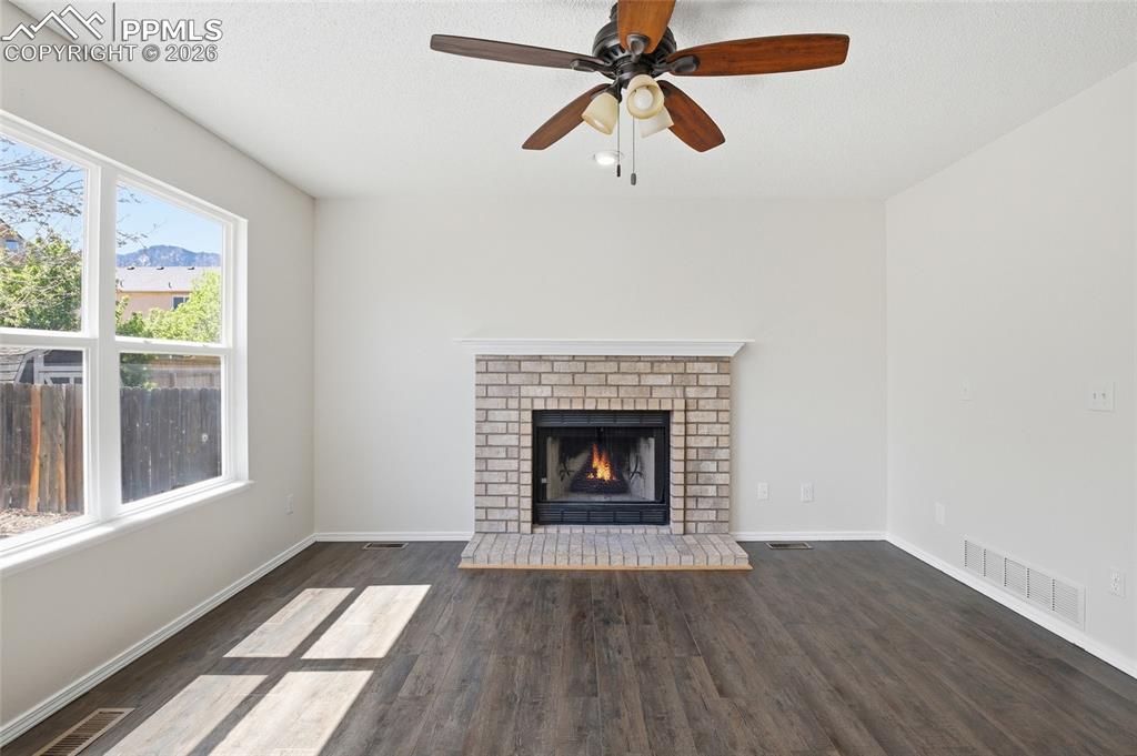 Image 11 of 36: Living Room