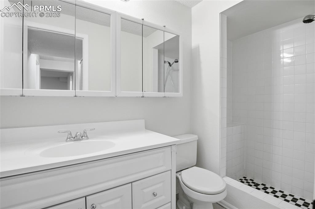 Image 21 of 36: Bathroom