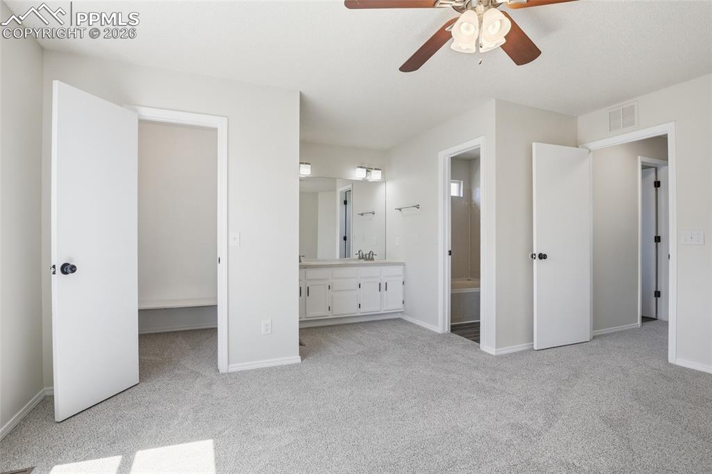 Image 29 of 36: Bedroom