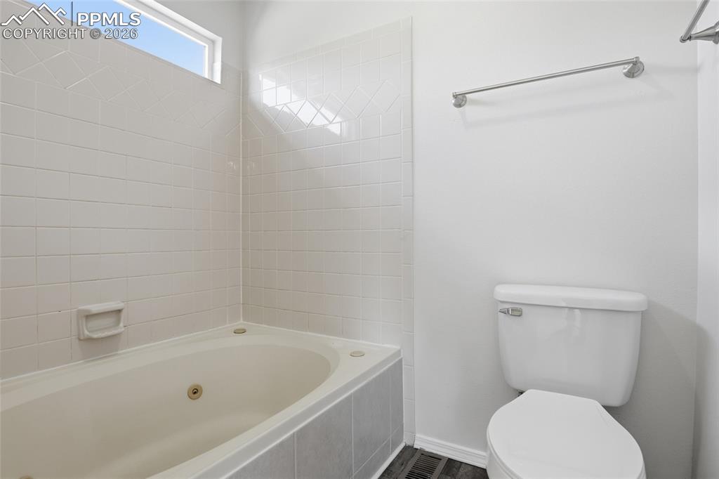 Image 30 of 36: Bathroom