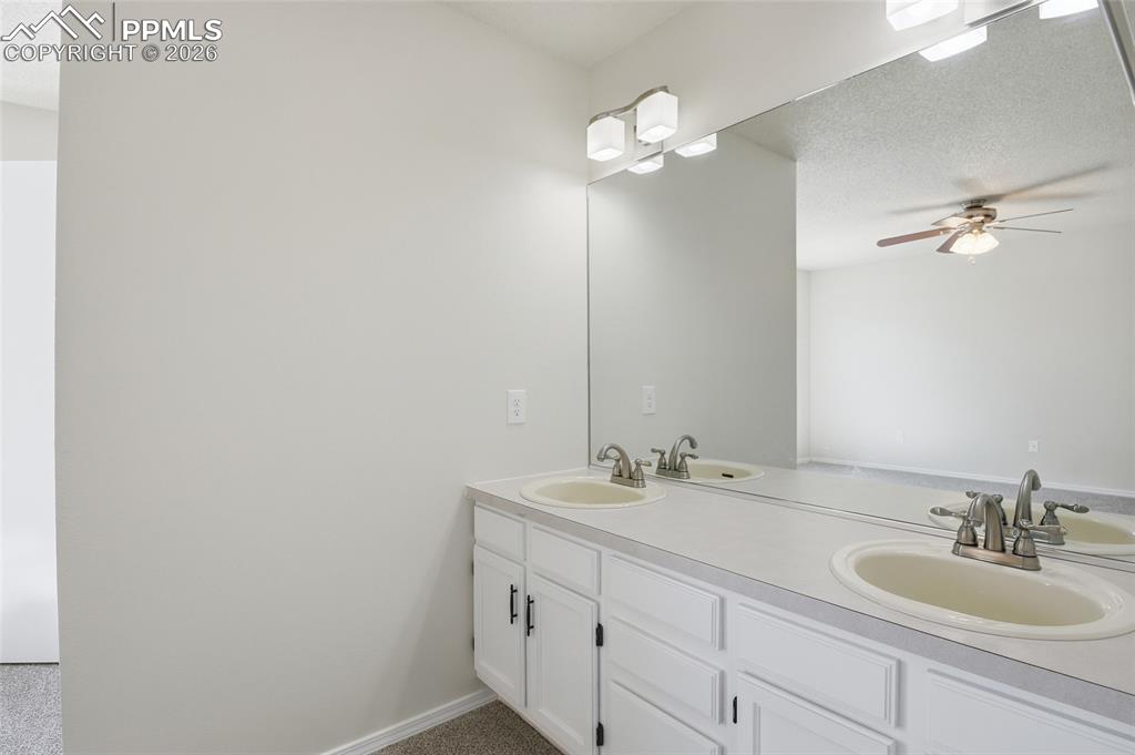 Image 31 of 36: Bathroom