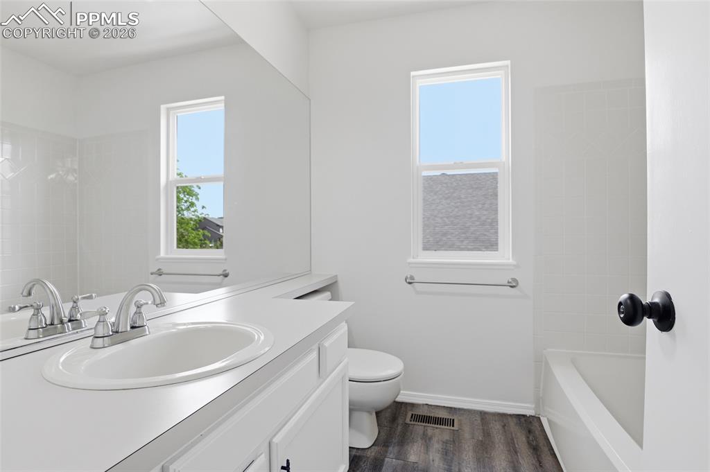 Image 32 of 36: Bathroom