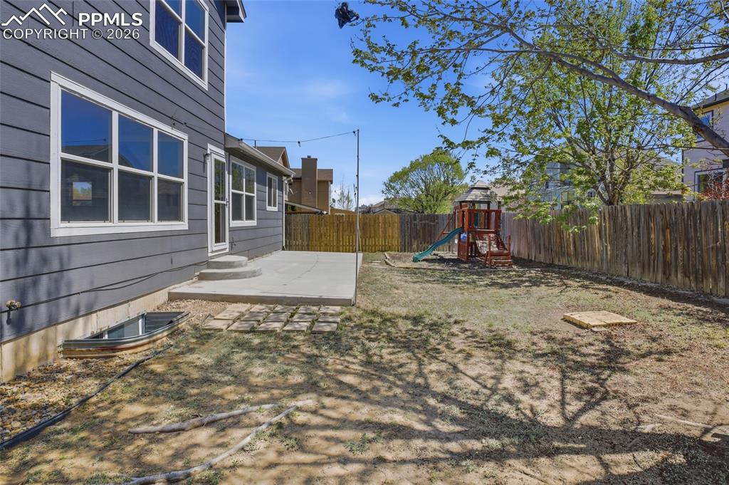 Image 33 of 36: Yard