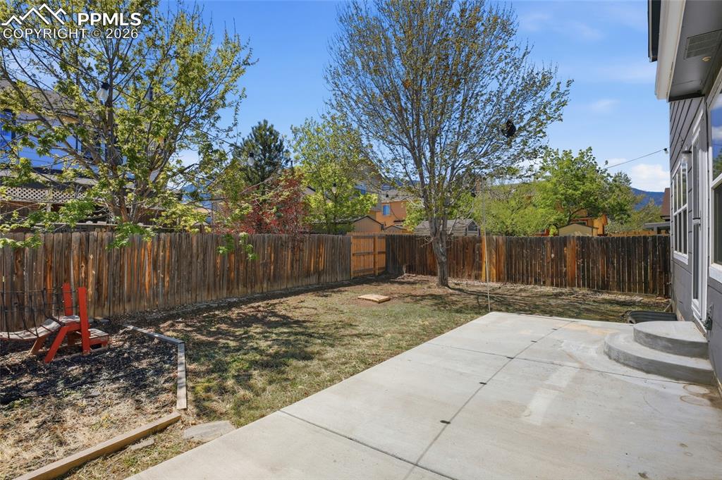 Image 35 of 36: Yard