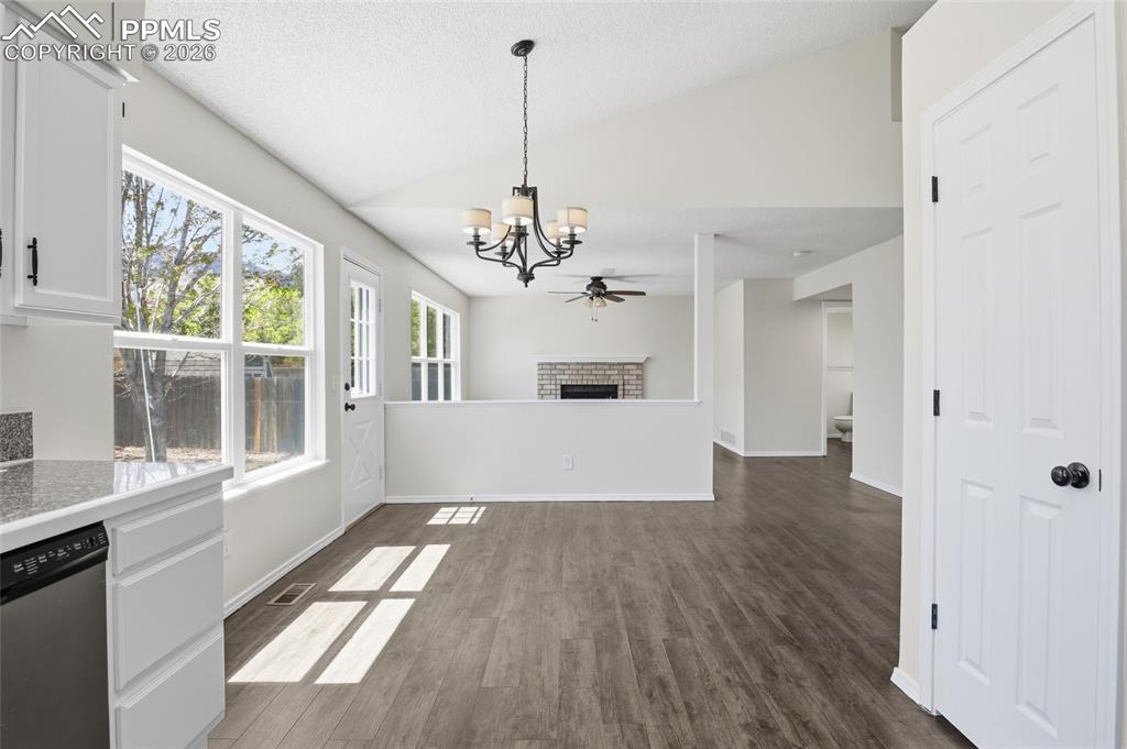 Image 9 of 36: Dining Area