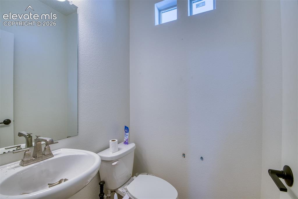 Image 10 of 25: Main level 1/2 bath