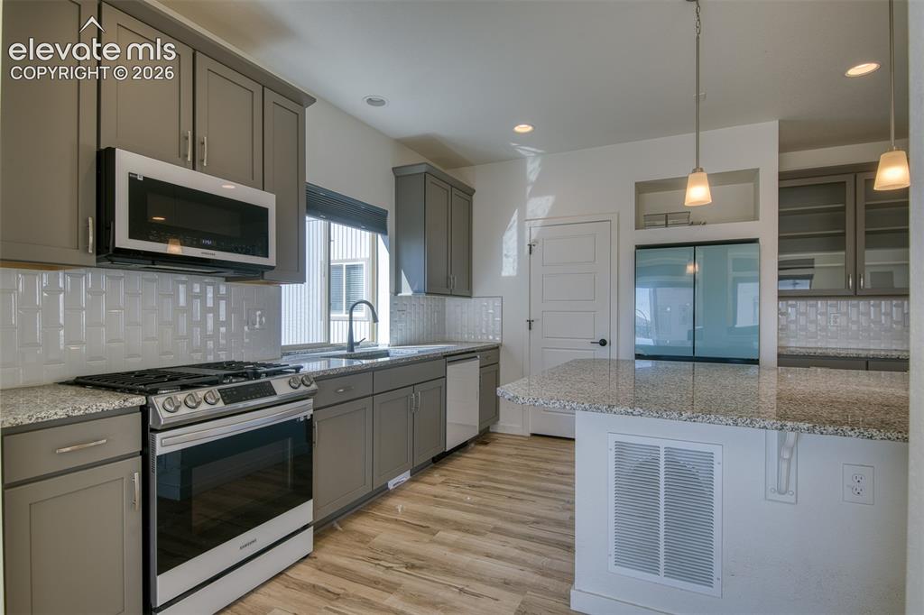 Image 5 of 25: Kitchen
