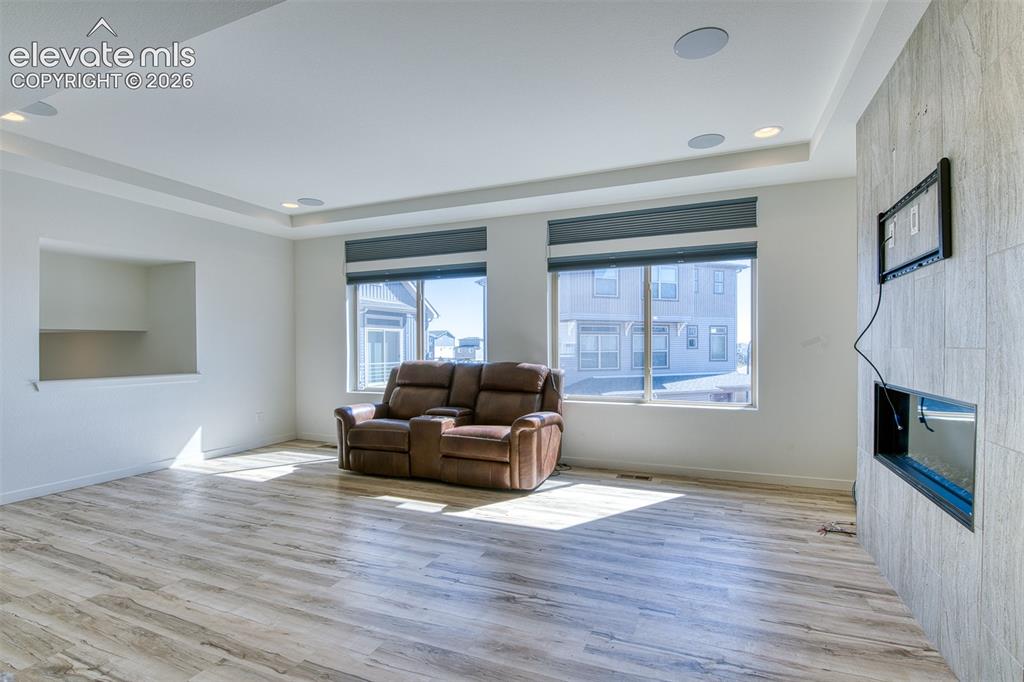 Image 7 of 25: Living Room