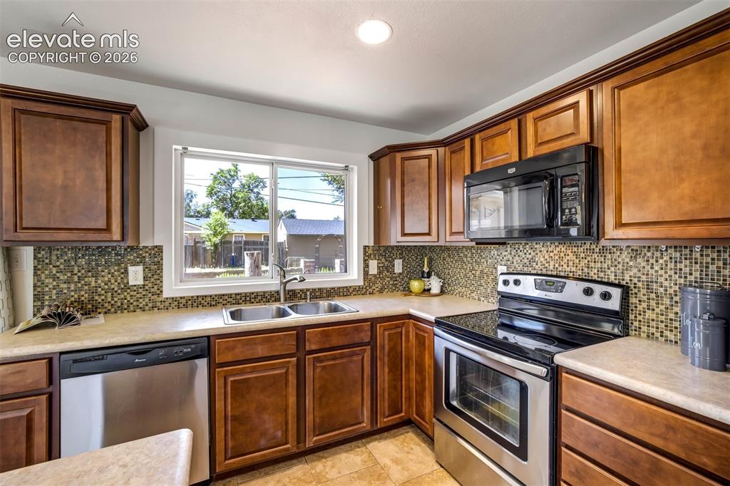 Image 15 of 34: Kitchen