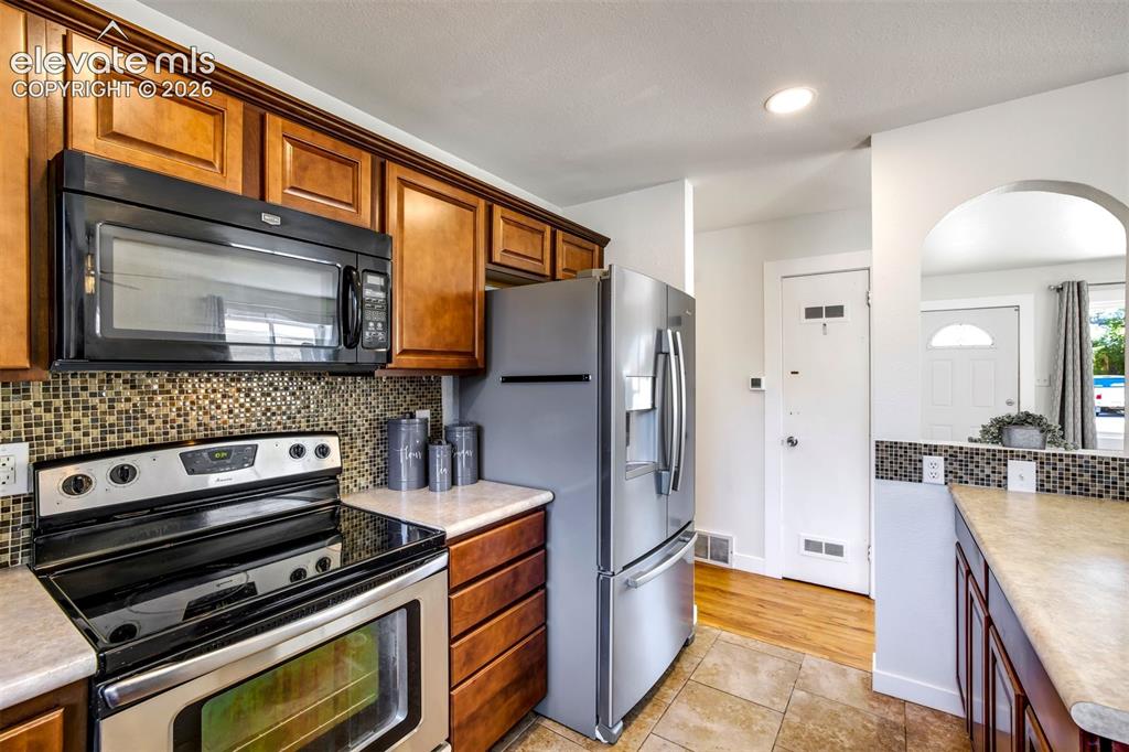 Image 16 of 34: Kitchen