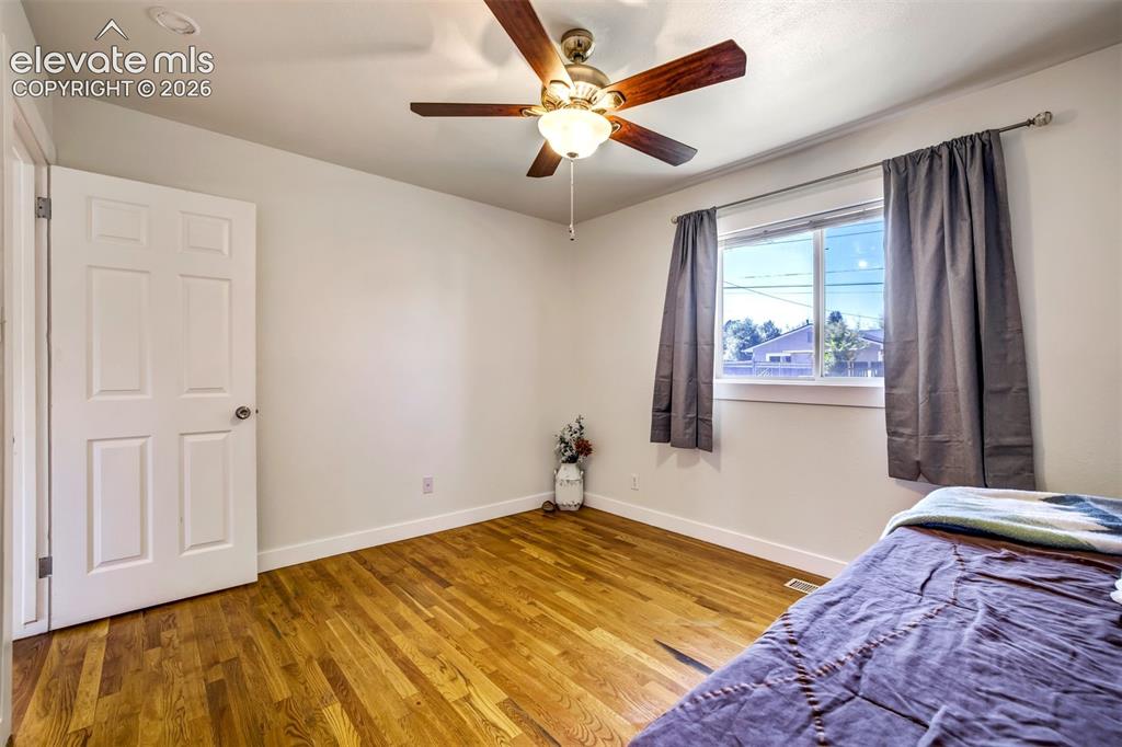 Image 19 of 34: Bedroom