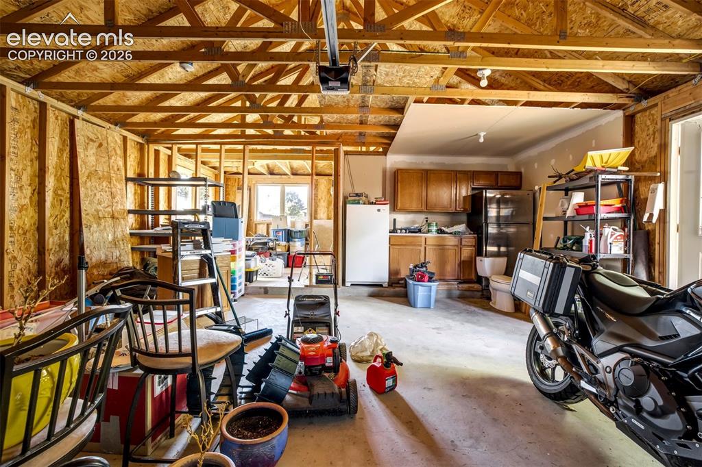 Image 29 of 34: Garage