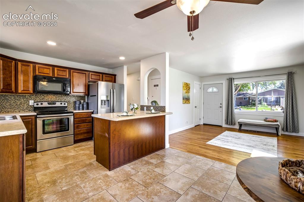 Image 4 of 34: Kitchen
