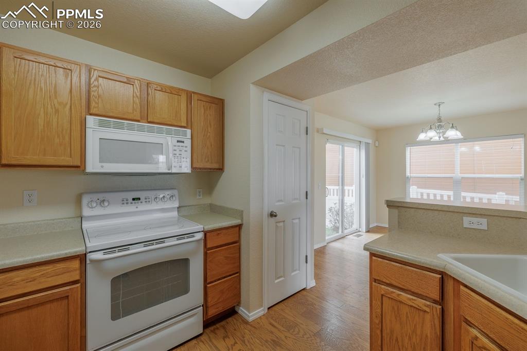 Image 11 of 31: Kitchen