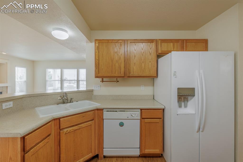 Image 12 of 31: Kitchen