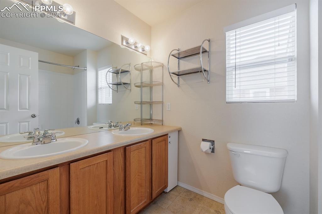 Image 17 of 31: Bathroom