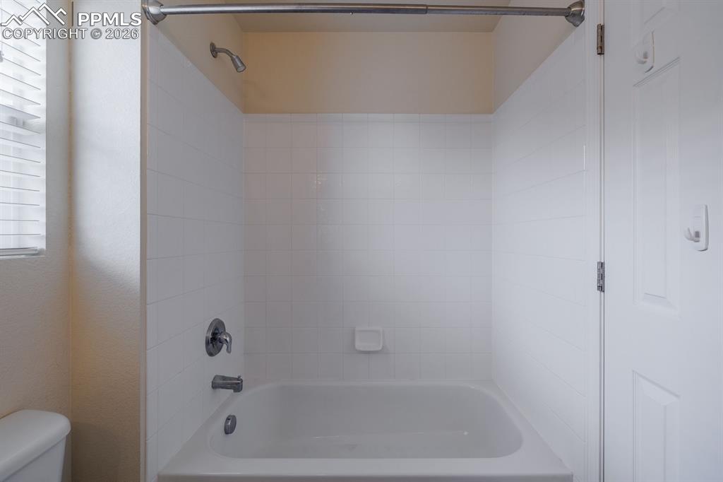 Image 18 of 31: Bathroom