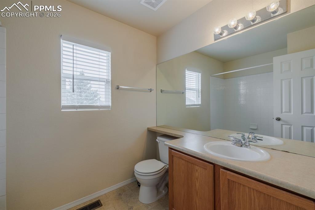 Image 24 of 31: Bathroom