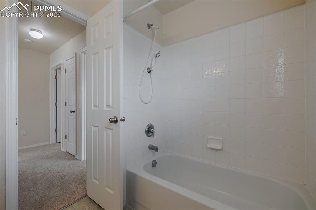 Image 25 of 31: Bathroom