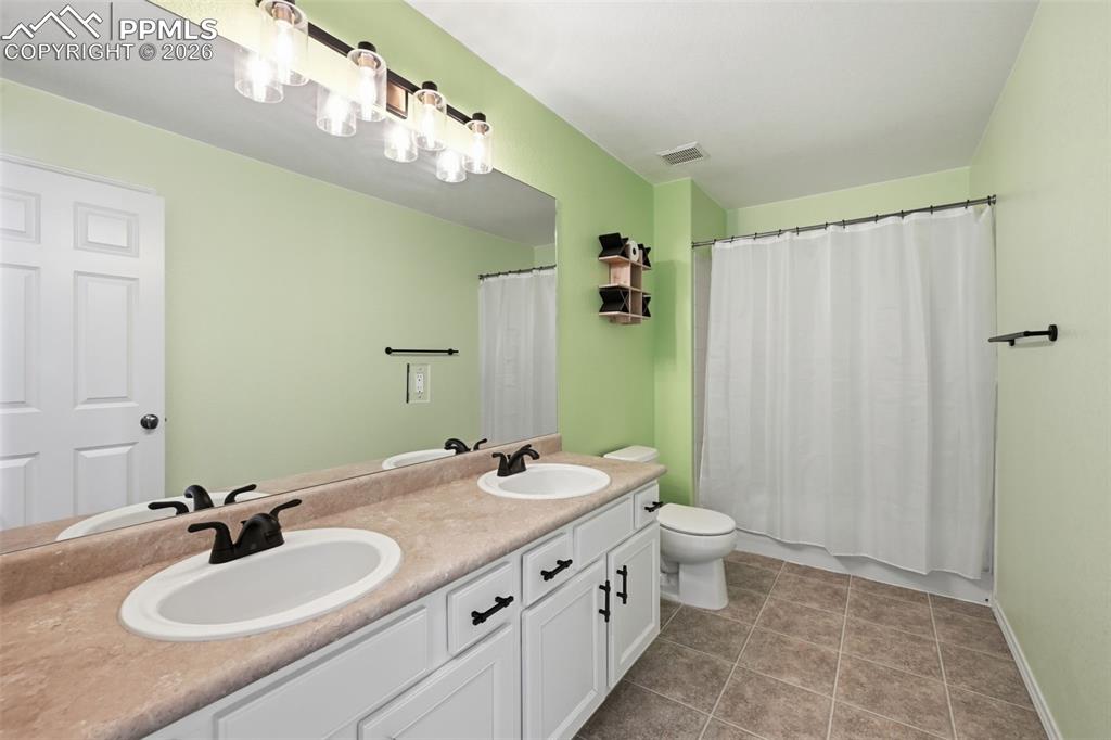 Image 30 of 48: Bathroom