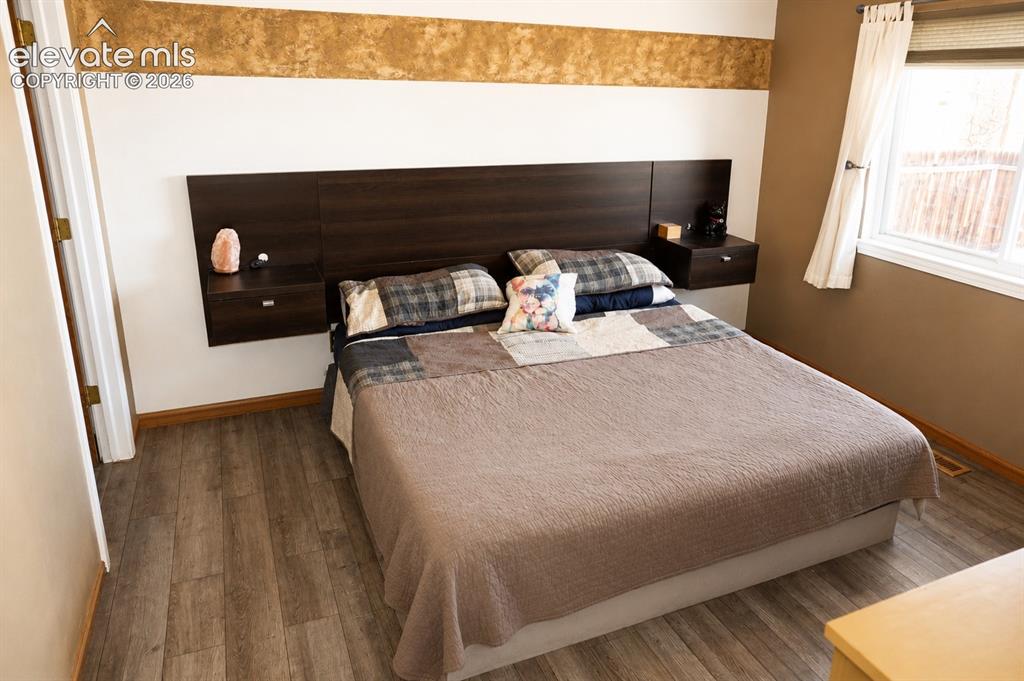 Image 11 of 18: Bedroom