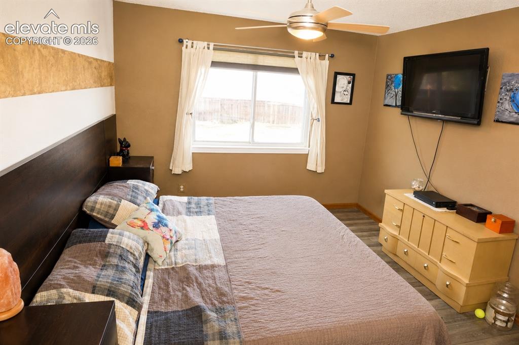 Image 12 of 18: Bedroom
