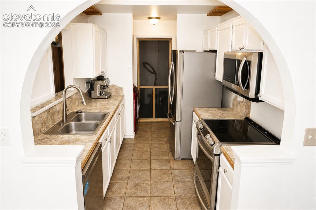 Image 6 of 18: Kitchen