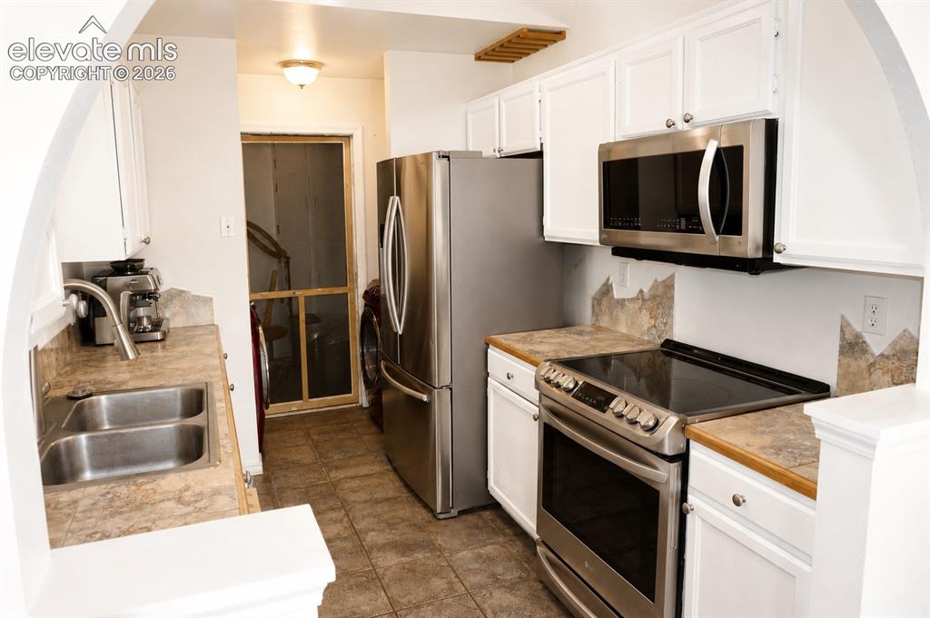 Image 7 of 18: Kitchen