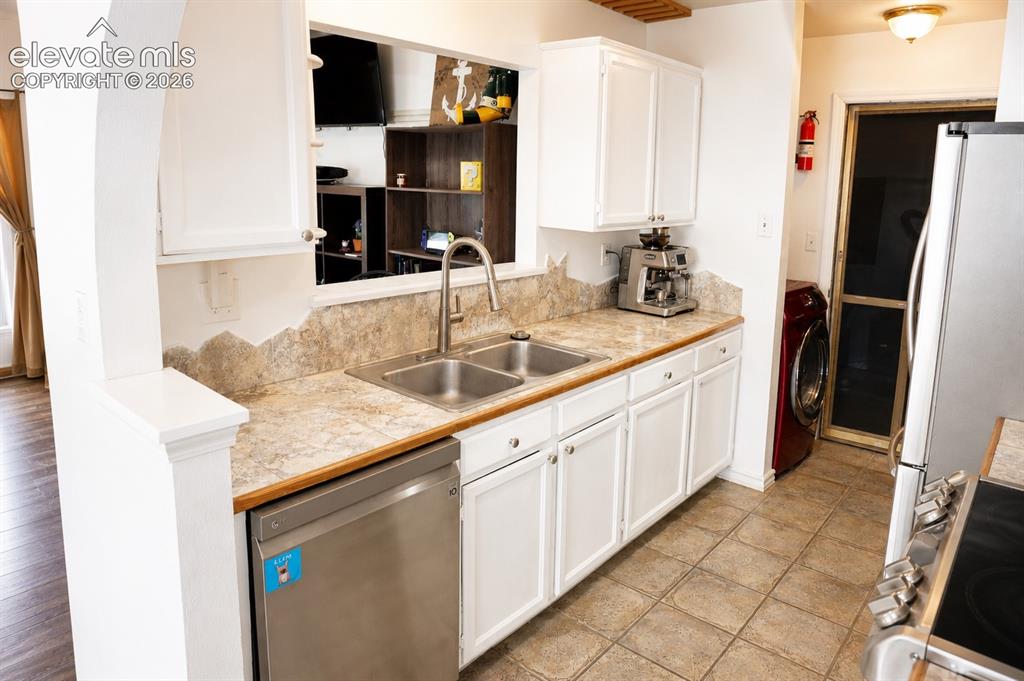 Image 8 of 18: Kitchen