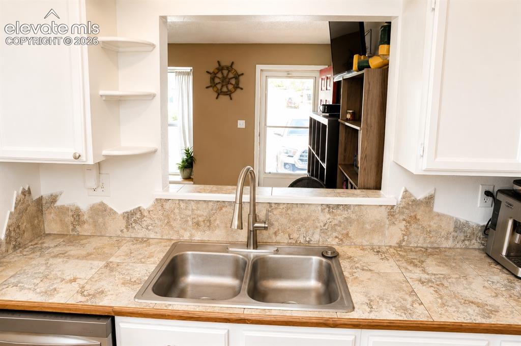 Image 9 of 18: Kitchen