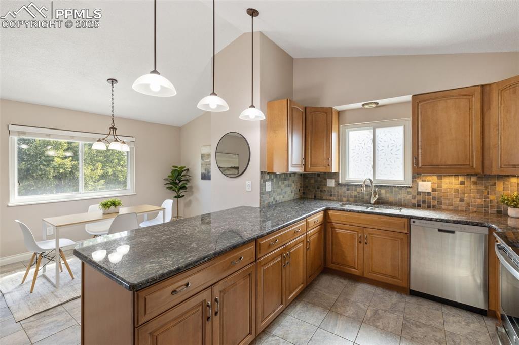 Image 14 of 46: Kitchen