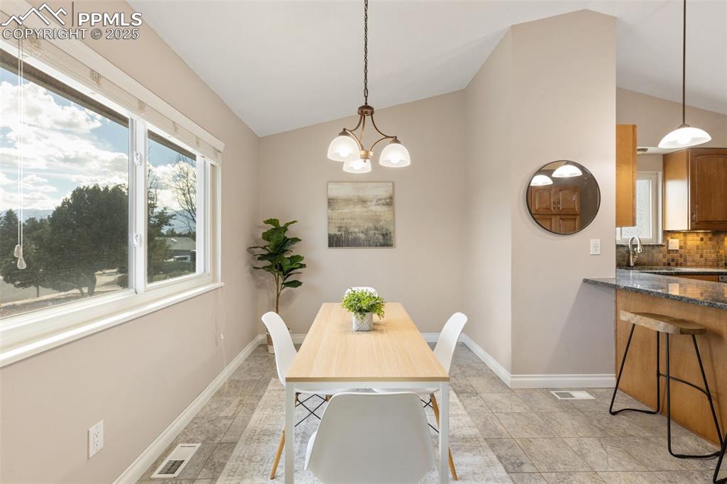 Image 15 of 46: Dining Area