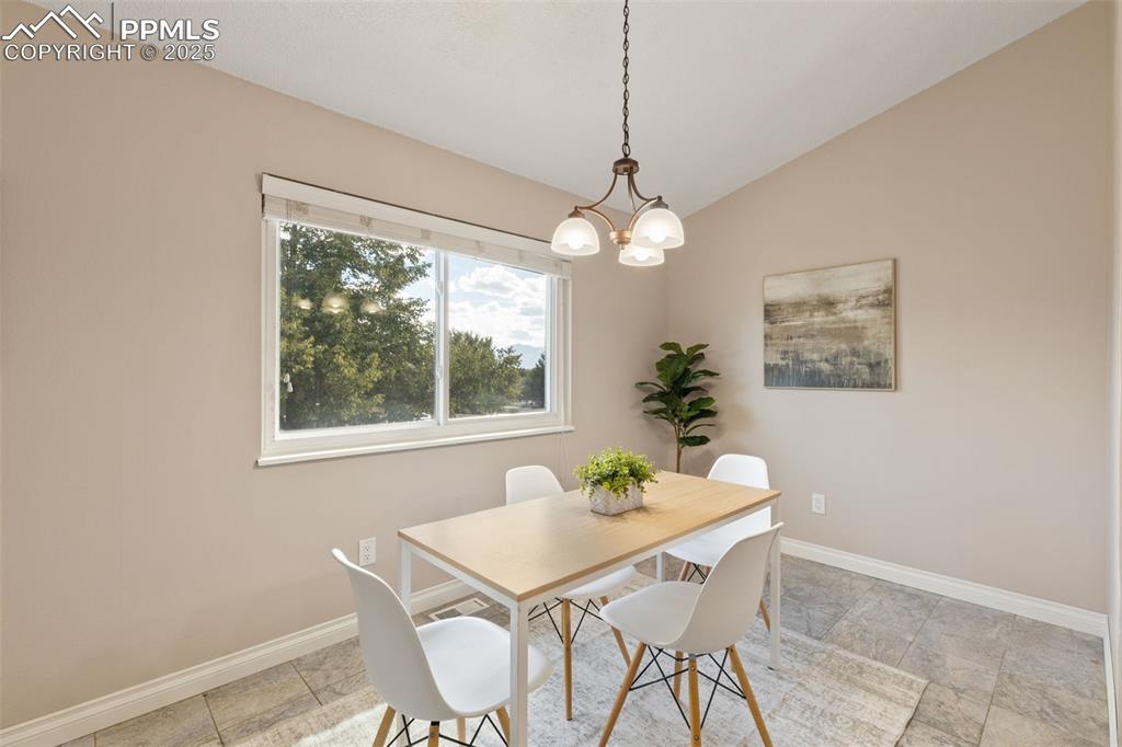 Image 16 of 46: Dining Area