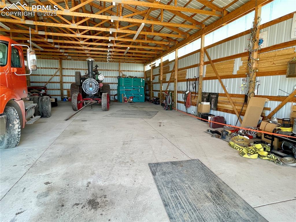 Image 21 of 42: Garage