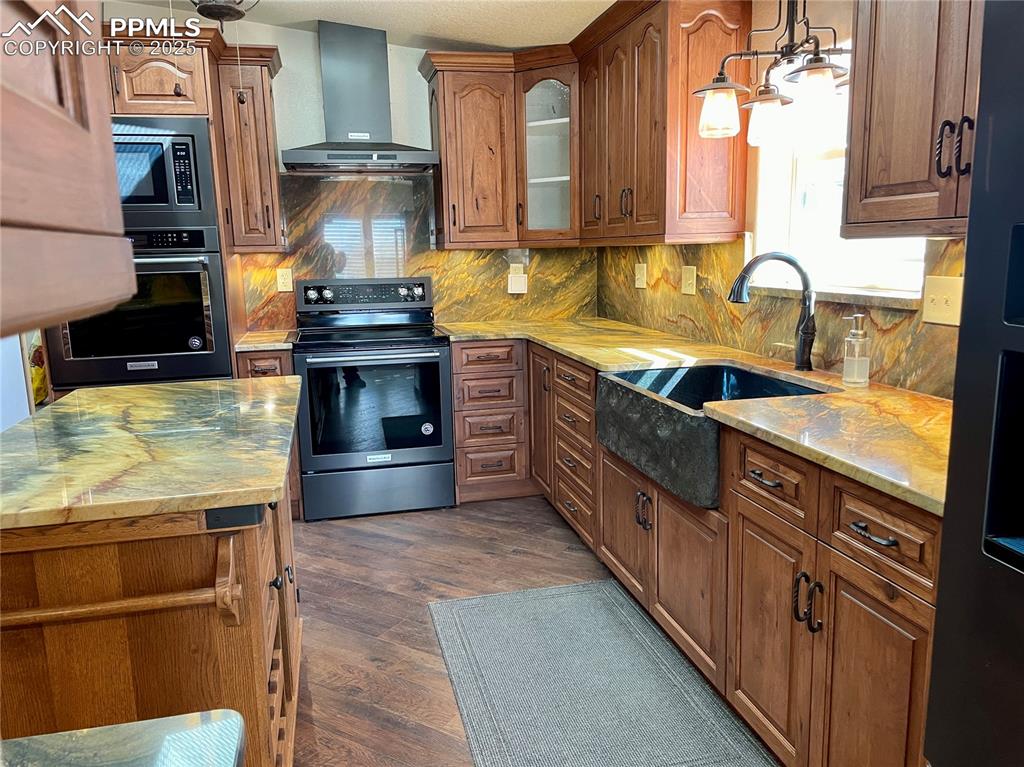 Image 29 of 42: Kitchen