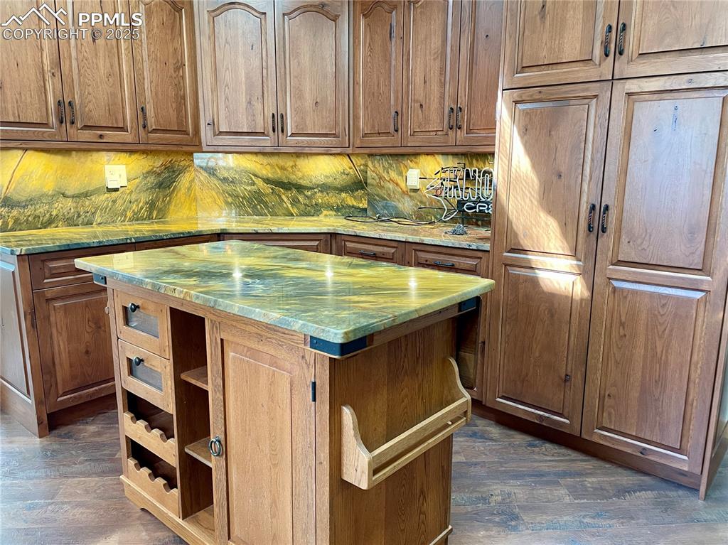 Image 31 of 42: Kitchen